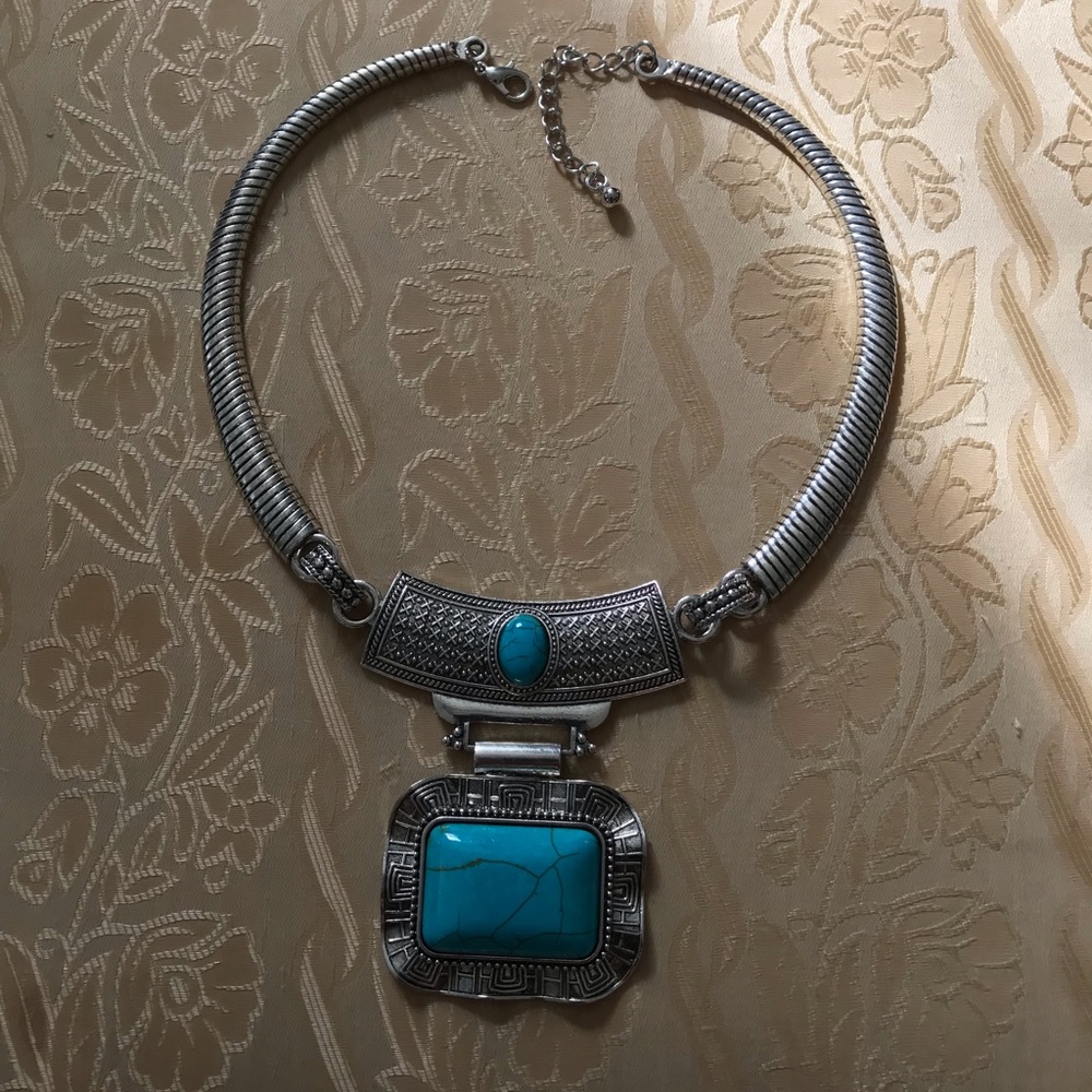 New vintage neckpiece with patterned stone